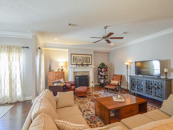 3rd image of 120 Kingston Ct