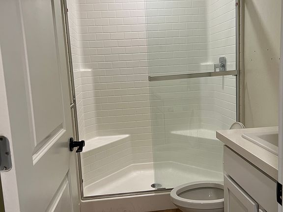3rd image of 6004 Esmerelda Ave