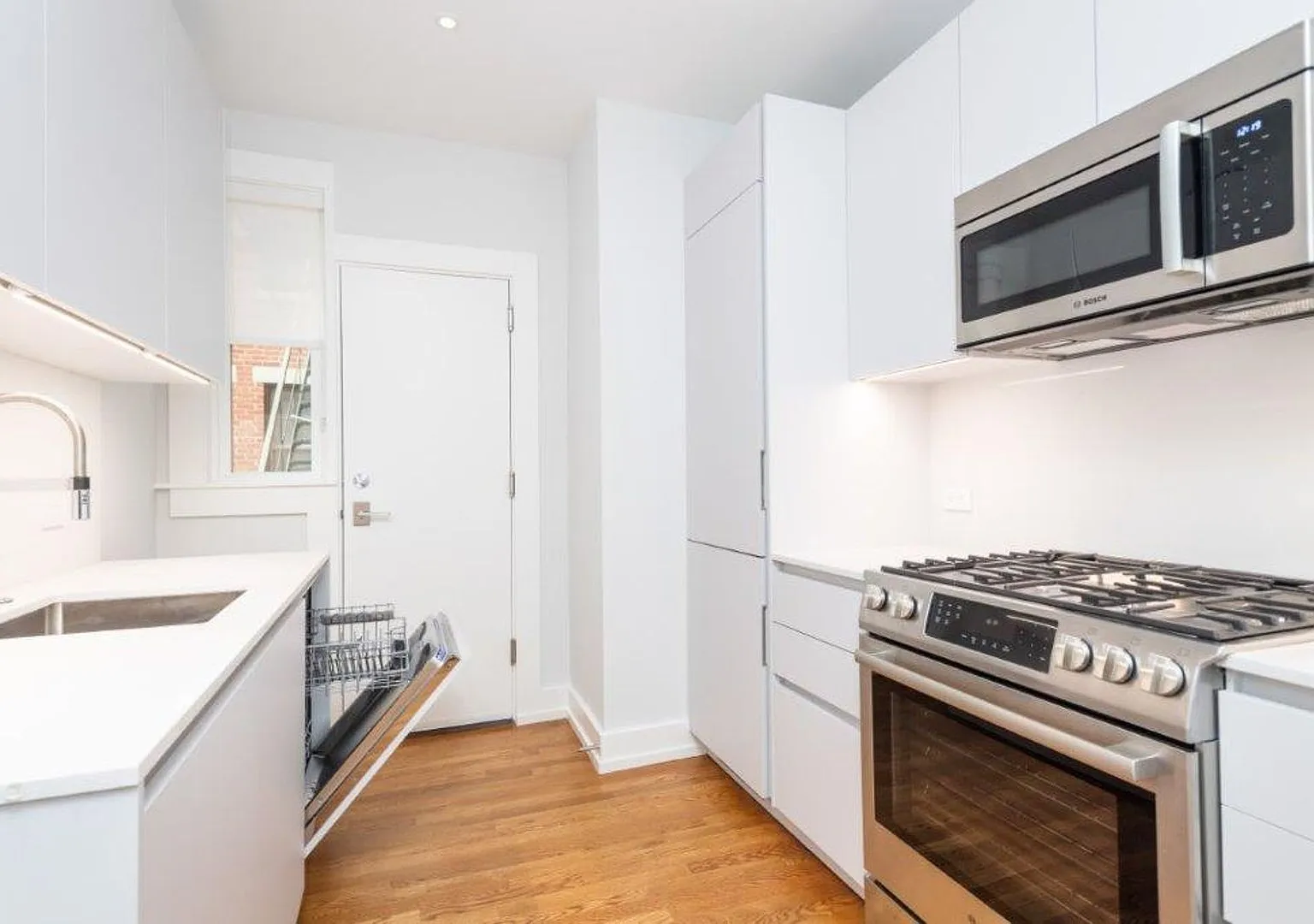 NO FEE! Gorgeous Central Square 1 bedroom available - A/C, laundry in unit, ht & hw included — Photo 1