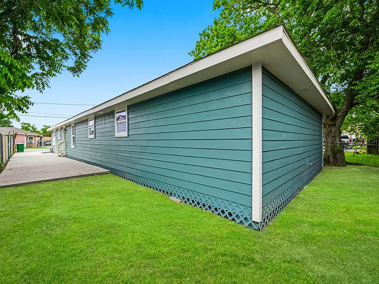 7946 Fowlie St — Photo 35