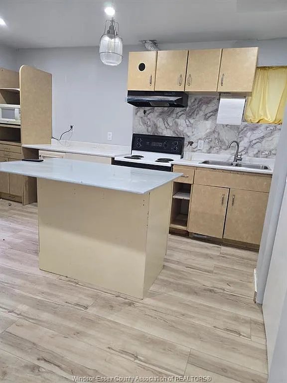 3 bed, $1,800 — Photo 2