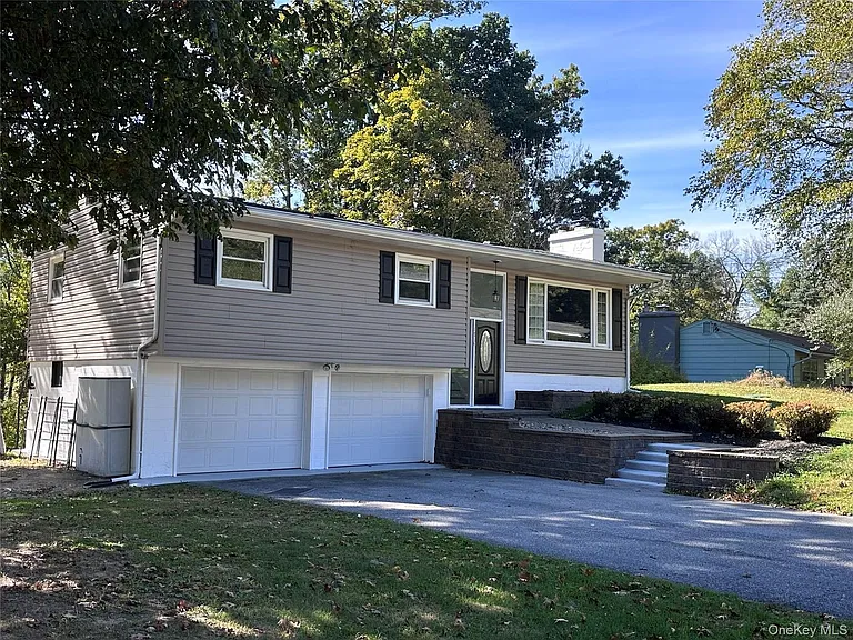 171 Roosevelt Rd — Photo 1