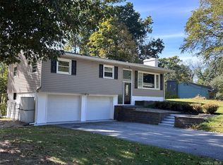 171 Roosevelt Rd, Hyde Park, NY 12538