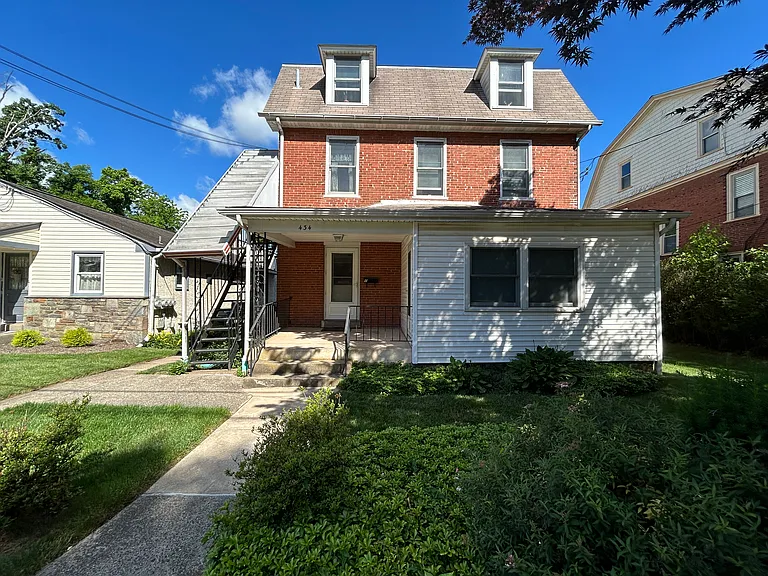434 W Walnut St — Photo 1
