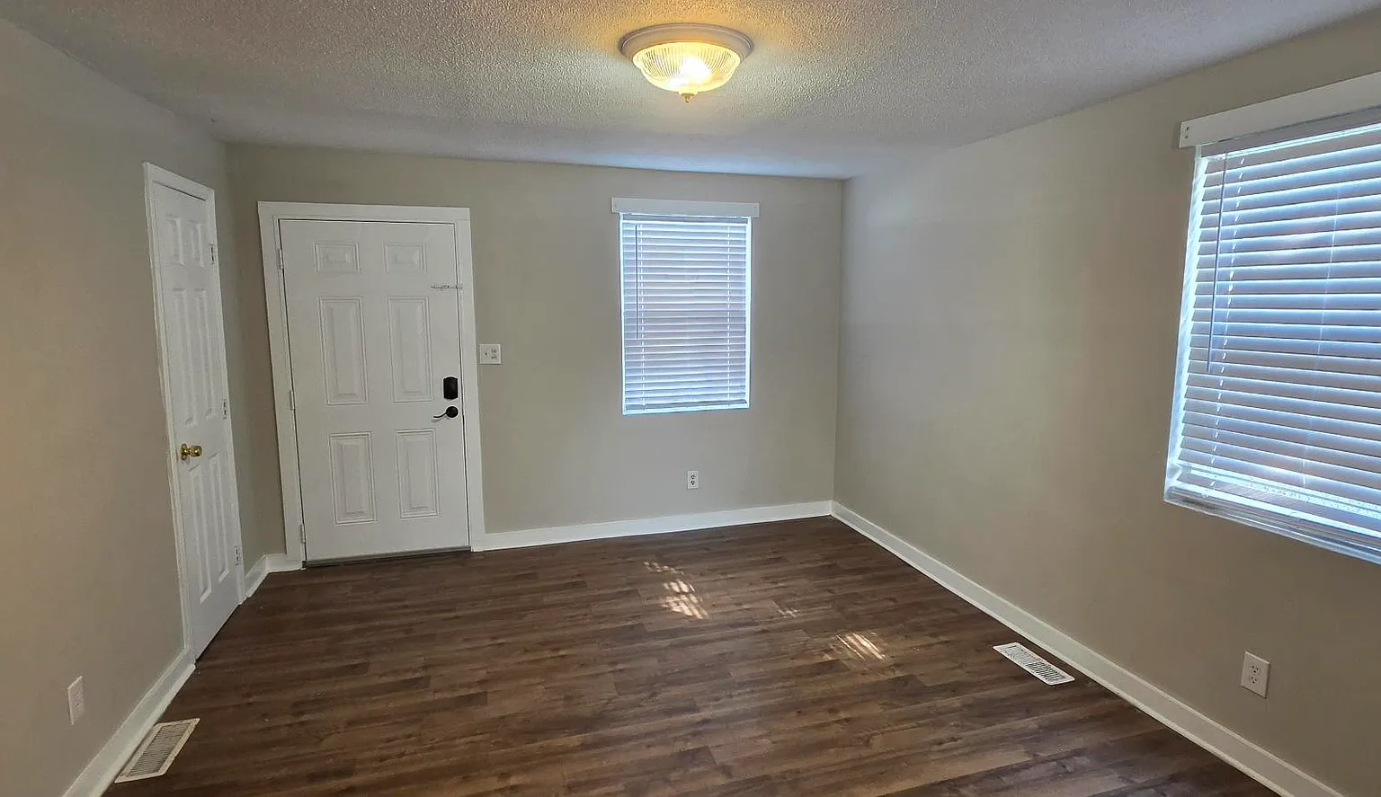 4989 Chateau Avenue — Photo 2