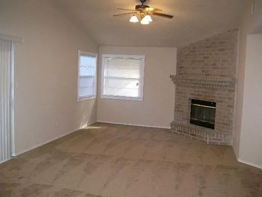 3 bed, 2.0 bath, 1324 sqft, $1,650 — Photo 2