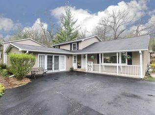 124 Valley Dr, Oakwood Hills, IL 60013
