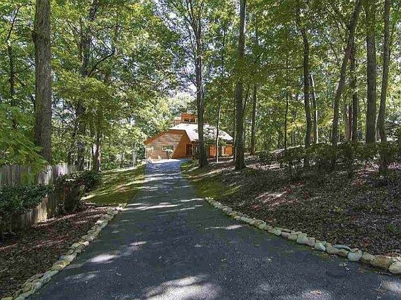2nd image of 140 Lakeridge Dr
