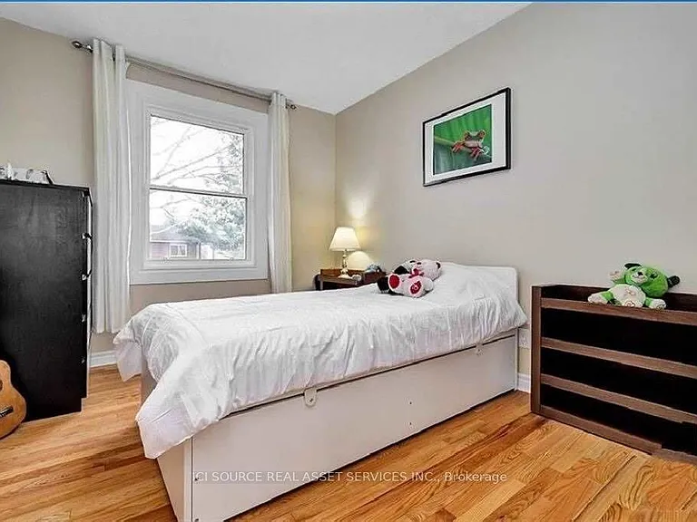 29 Uxbridge Cres — Photo 17