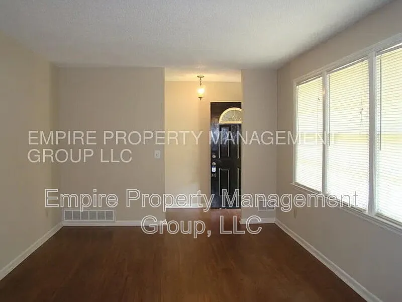 3 bed, 2.0 bath, 1680 sqft, $1,450 — Photo 2