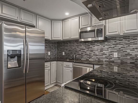 2nd image of 4 Duck Pond Rd APT 225