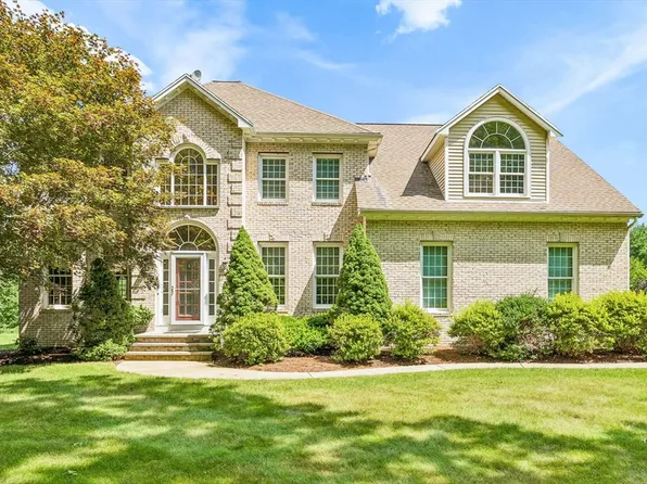 66 Medway St, Norfolk, MA 02056