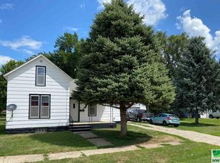 609 E 10th St, Alton, IA 51003