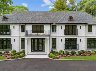 12 Quaker Ridge Dr, Brookville, NY 11545