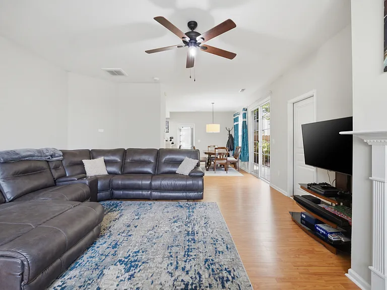 5325 Brinsley Ln — Photo 6