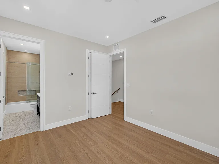704 SW 9th St — Photo 64