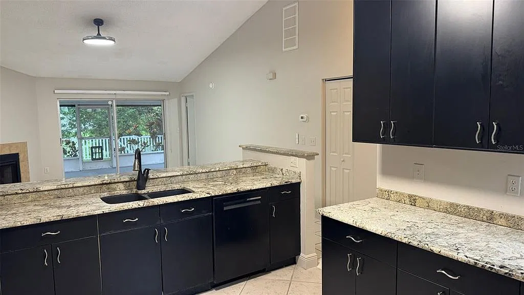 3 bed, 2.0 bath, 1337 sqft, $2,500 — Photo 3