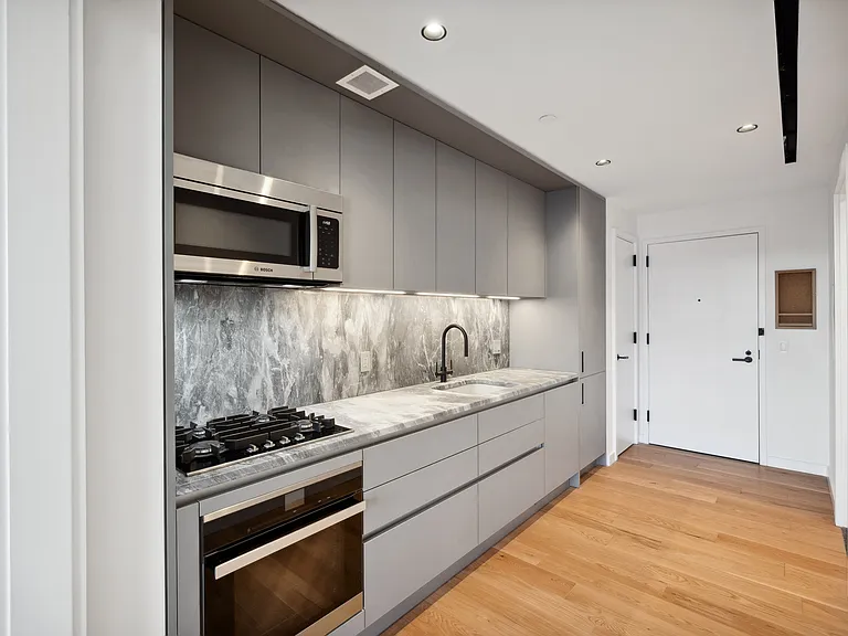 547 W 47th St #718 — Photo 3