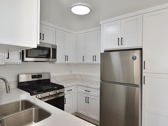 5th image of 12249 Oxnard St APT 104