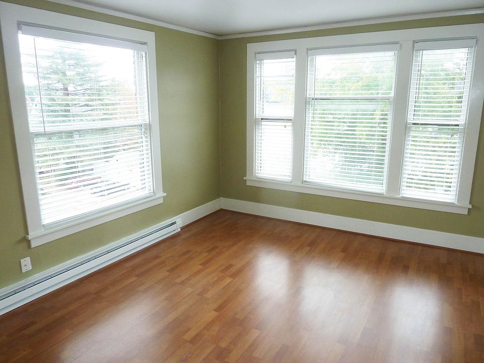 Top Floor Corner with Lots of Windows