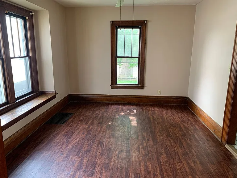 1110 Laird Ave — Photo 5
