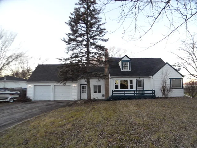 832 Valleyview Dr photo 1