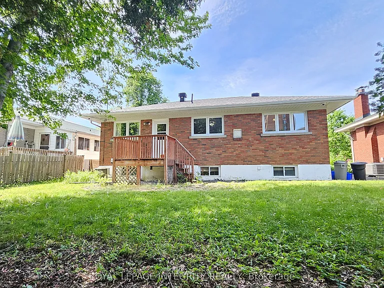 1764 Gage Cres — Photo 3