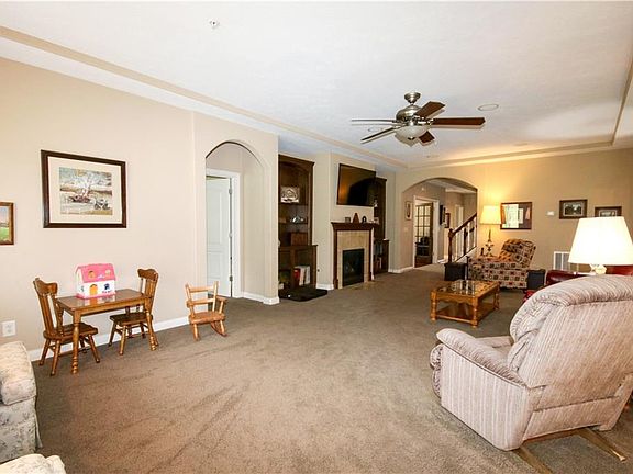 2nd image of 827 Hildebrand Dr