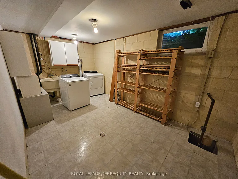 2067 Obeck Cres — Photo 35