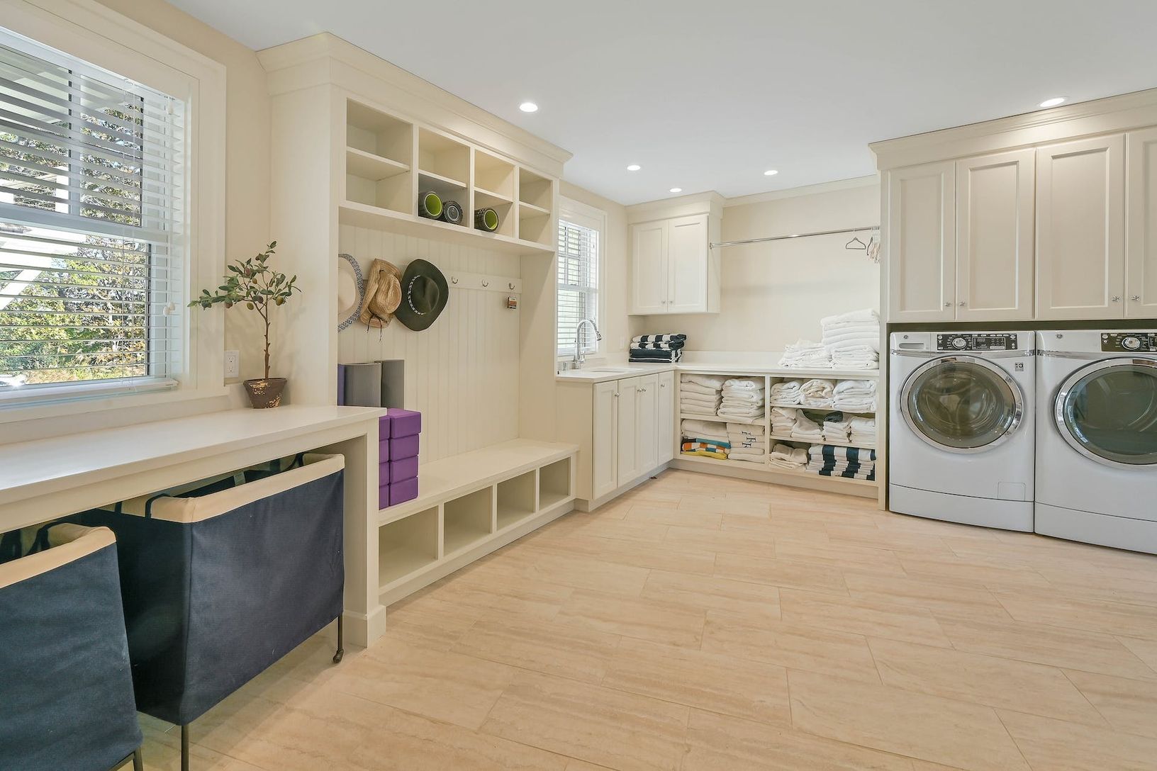  Large Laundry room off mud room