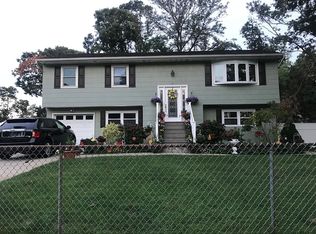 6 Cortina Way, Bay Shore, NY 11706