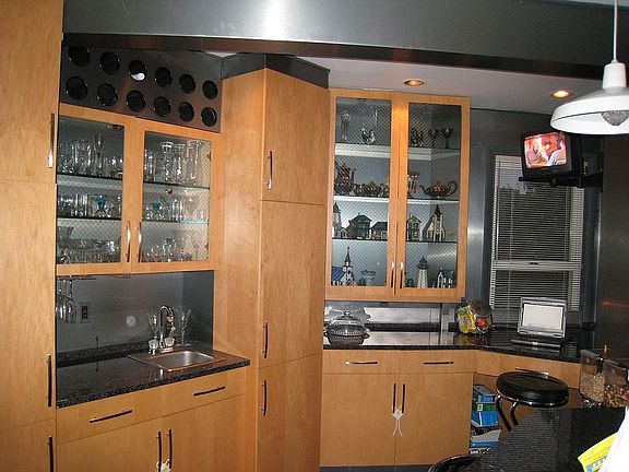 Kitchen (wine rack/wet bar/TV/Computer station )  