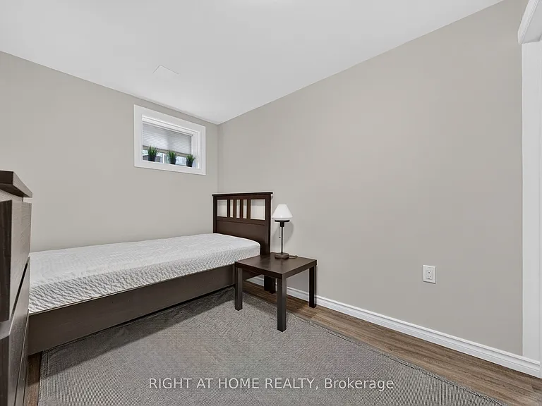 1599 Sandgate Cres #LOWER — Photo 16