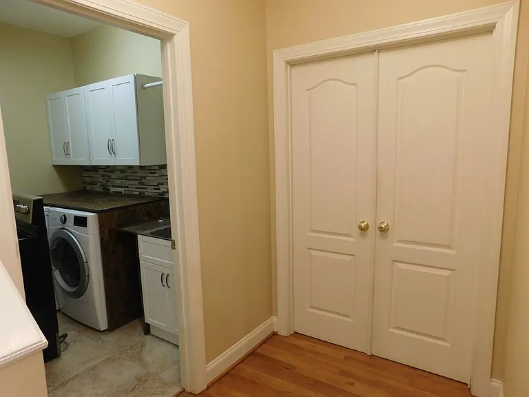 300 Taliaferro Ln — Photo 23