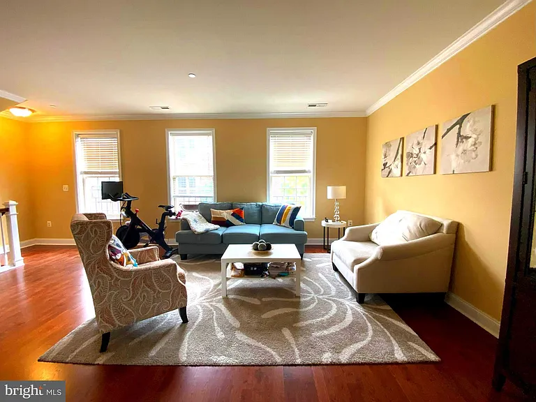 303 Admirals Way — Photo 1