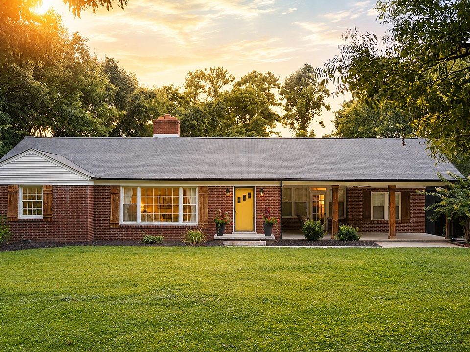 1st image of 303 N Laurel Cir
