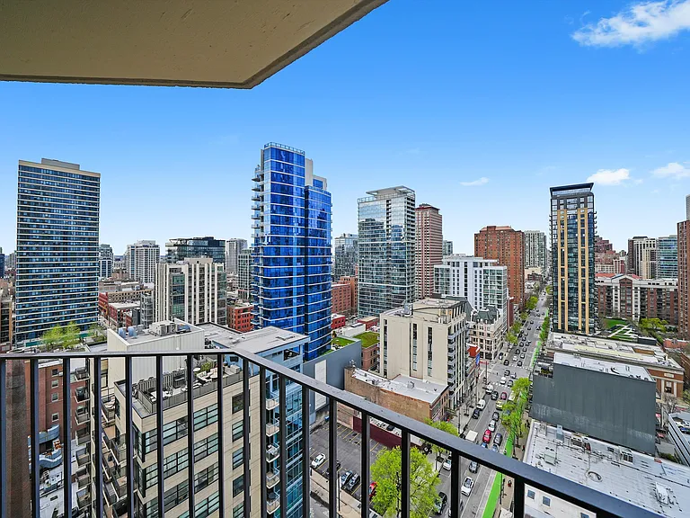 70 W Huron St #21B — Photo 5