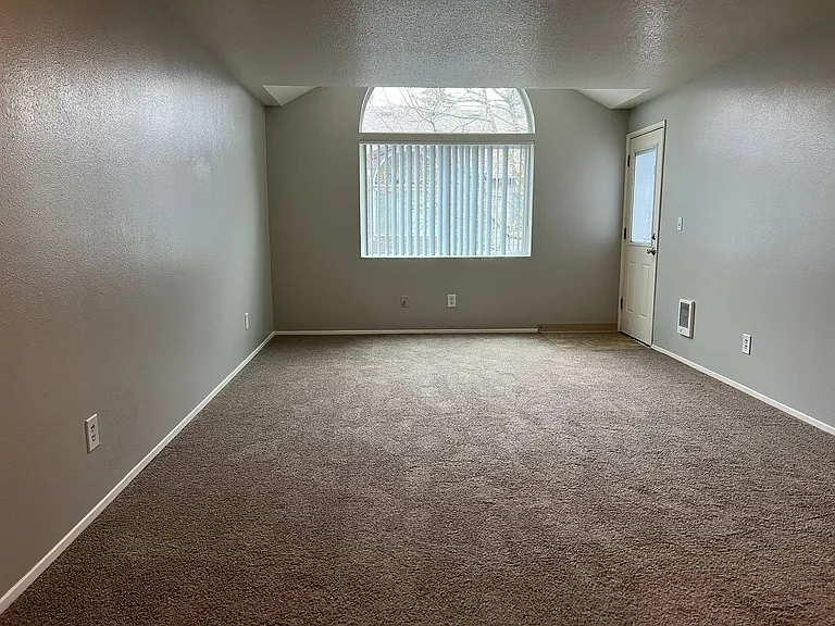 Pointe West Apartments — Photo 8