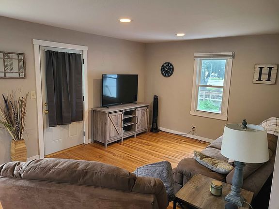 4th image of 1083 Gale St