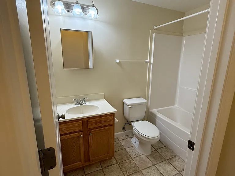 1095 E Main St — Photo 7