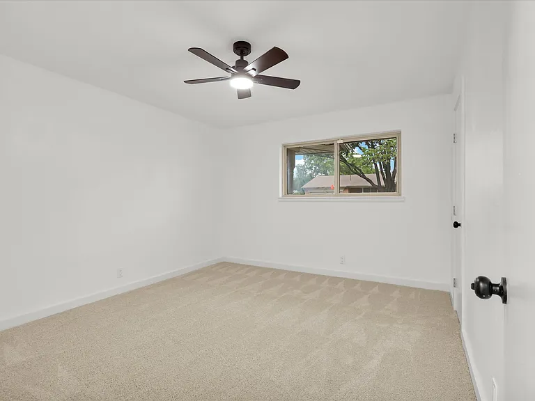1127 Hillcrest St — Photo 15