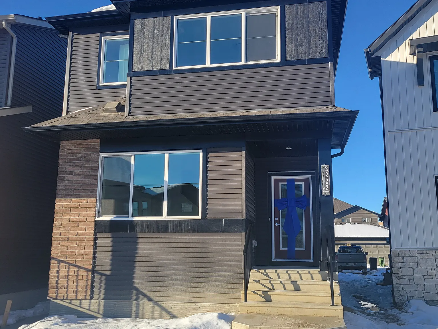 2222 Muckleplum Cres SW — Photo 1
