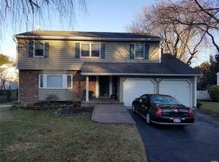 15 Lawrence Dr, Nesconset, NY 11767