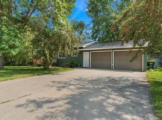 211 Lakeview Dr, Spicer, MN 56288