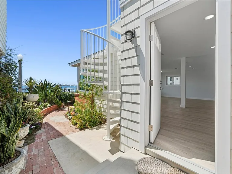 112 S Bay Front — Photo 36