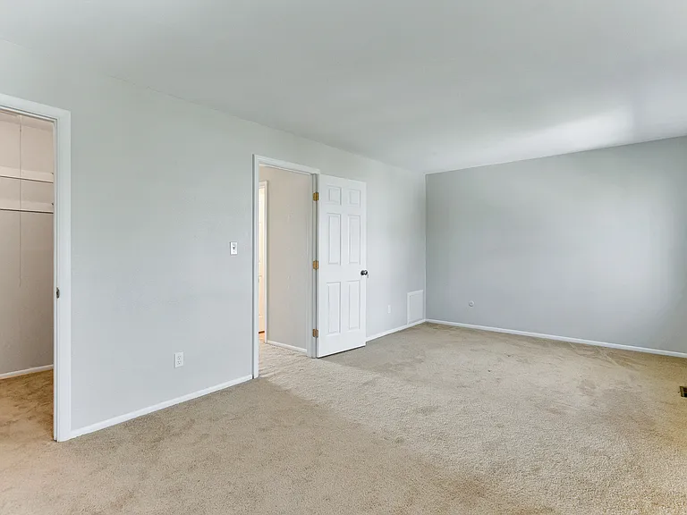 228 N Palmyra Dr — Photo 5