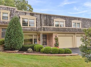 2S703 Avenue Normandy W, Oak Brook, IL 60523