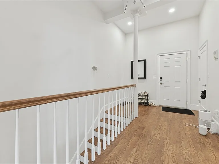 467 E 8th St #1A — Photo 13