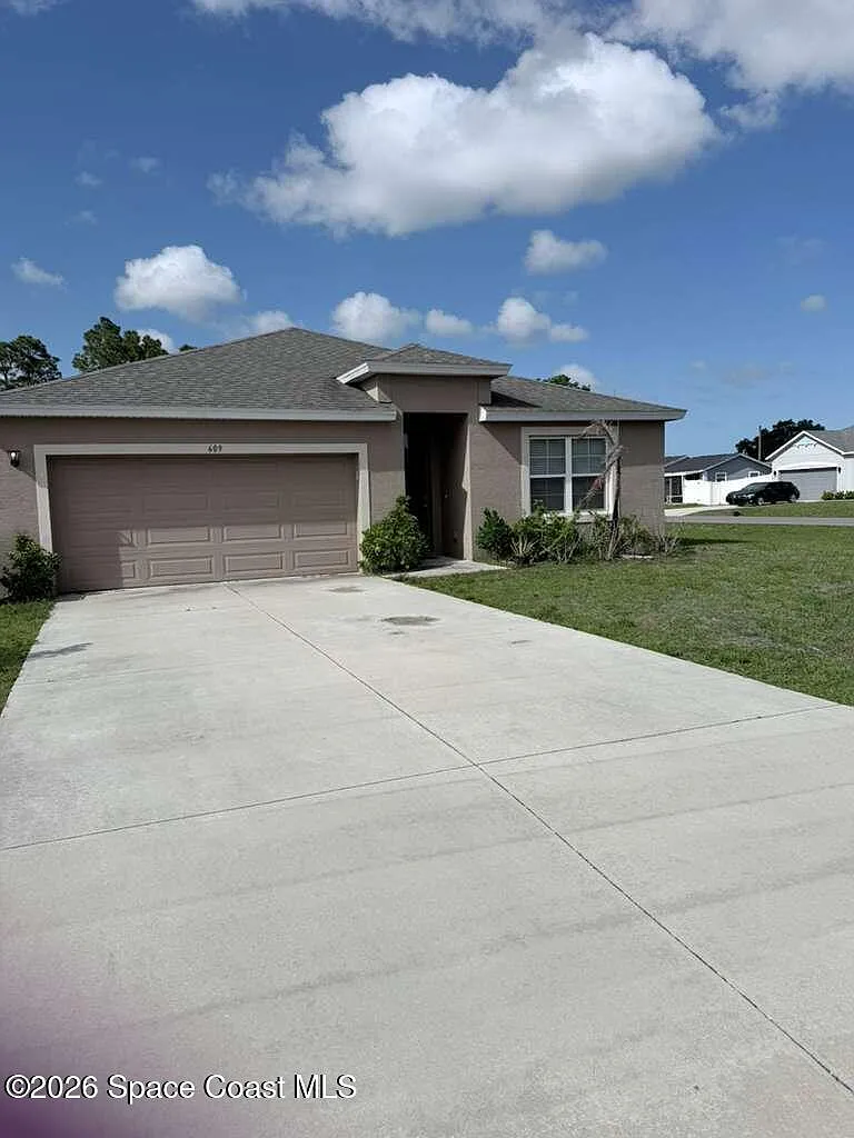 4 bed, 2.0 bath, 1918 sqft, $2,200 — Photo 2