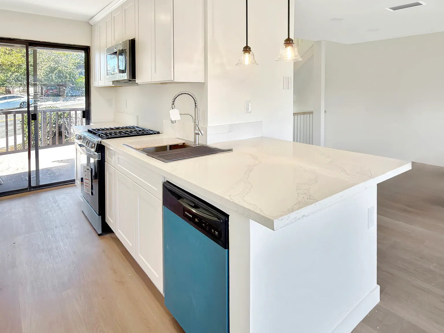 2 bed, 1.5 bath, 1209 sqft, $4,999 — Photo 2